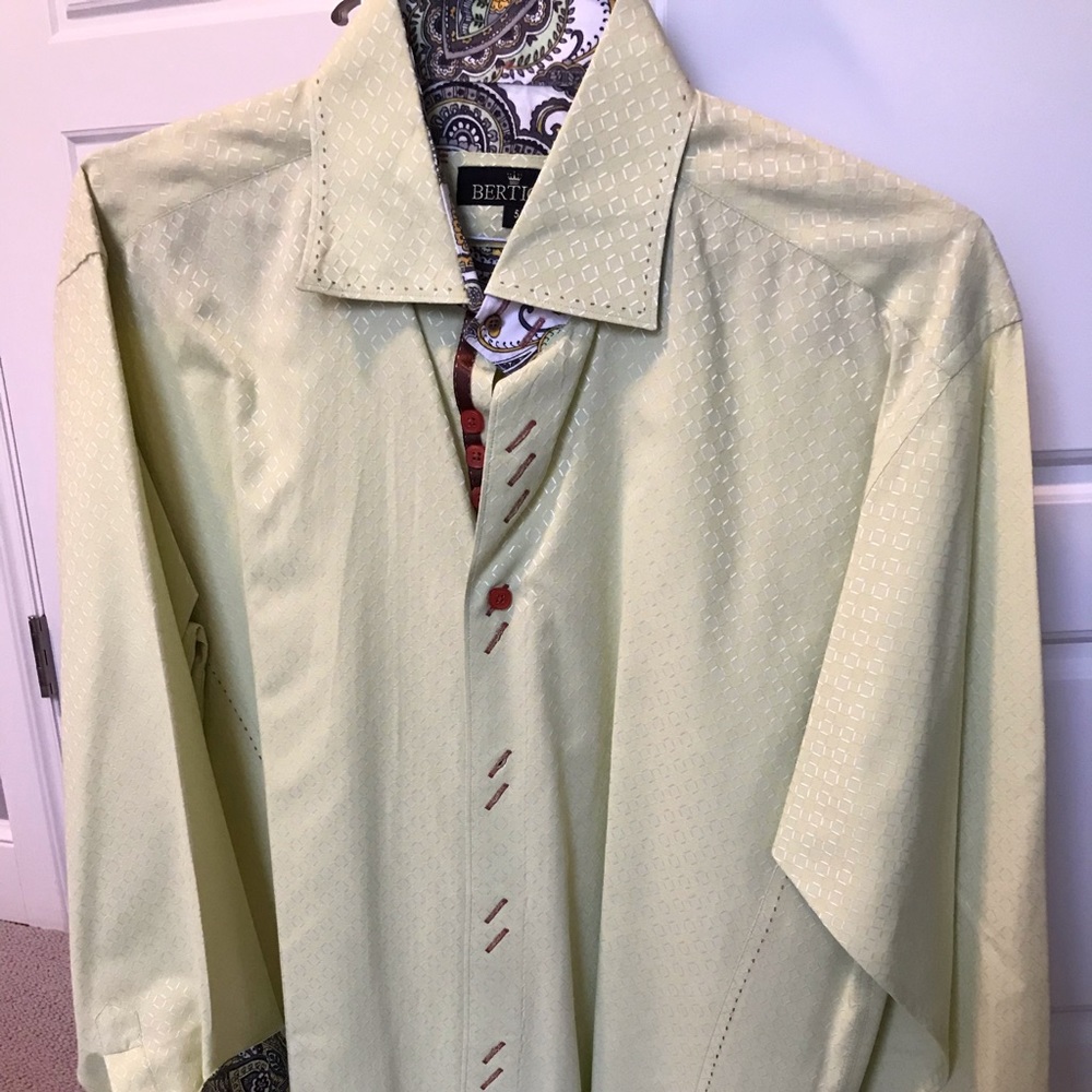 Beautiful Men’s Bertigo Dress Shirt.